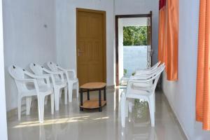 Seating area sa Sea Breeze Beach Home