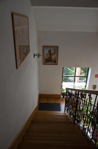 eine Treppe in einem Haus mit einem Bild an der Wand in der Unterkunft Vár Vendéglő Panzió in Sárospatak