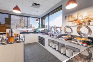 Una cocina o cocineta en Best Western Hobart