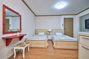 Giường trong phòng chung tại Bellus-Rose Pension Gyeongju