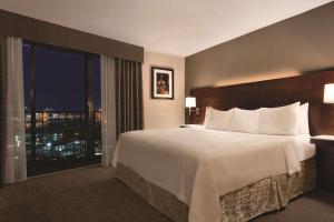 Ένα ή περισσότερα κρεβάτια σε δωμάτιο στο Radisson Hotel Cincinnati Riverfront