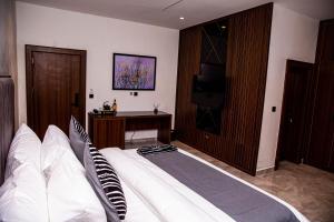 Cama ou camas em um quarto em The Stallion Abuja