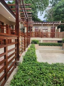 a courtyard with a fence and green plants at Inngo Tourist Inn in El Nido