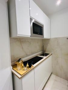 Una cocina o cocineta en BELSORRISOVARESE Elegance City Residence Private Parking -With Reservation-