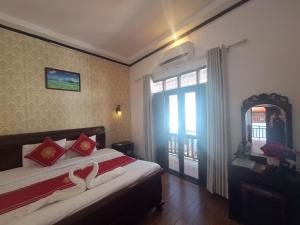 Posteľ alebo postele v izbe v ubytovaní Luang Prabang Pavilion Hotel & Travel