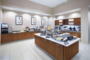 Homewood Suites- Denver Downtown Convention Center में रसोई है