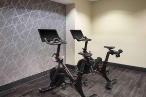 Homewood Suites- Denver Downtown Convention Center में फ़िटनेस सेंटर और/या फ़िटनेस सुविधाएं