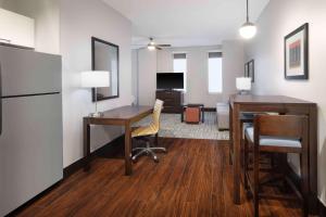 Homewood Suites- Denver Downtown Convention Center में टेलीविजन और/या मनोरंजन केंद्र