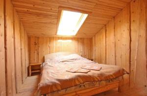 una camera con un letto in una cabina di legno di Котедж Зумера a Krivorovnya