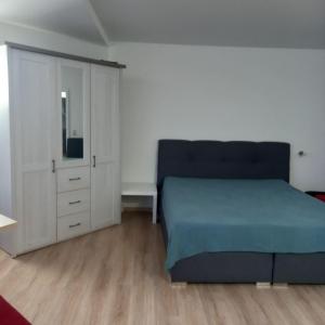 Una cama o camas en una habitación de AC-Ferienwohnung Wohn-Apartment