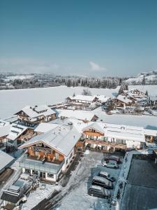 una vista aérea de una ciudad con edificios cubiertos de nieve en bichl 761, en Fischen