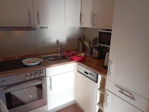 A kitchen or kitchenette at Golf Oase - b47778