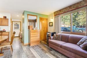 uma sala de estar com um sofá e uma mesa em Ponderosa Lodge em Estes Park