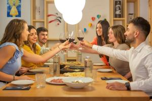 un groupe de personnes assises autour d'une table avec des verres de vin dans l'établissement Num Hotel, à Salou