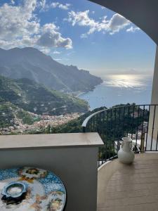 Elle comprend un balcon offrant une vue sur l'océan et les montagnes. dans l'établissement La Dolce Vita Ravello - Apartment with Balcony & Amazing View of the Amalfi Coast, à Ravello