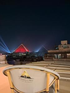 una sedia di fronte a uno stadio di notte di New pyramids way a Il Cairo