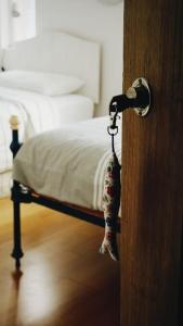 A bed or beds in a room at Semi-detached house in the historic center - Lagos