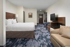 pokój hotelowy z łóżkiem i kanapą w obiekcie Fairfield Inn & Suites Baltimore BWI Airport w mieście Linthicum Heights