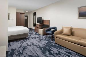 pokój hotelowy z łóżkiem i kanapą w obiekcie Fairfield Inn & Suites Baltimore BWI Airport w mieście Linthicum Heights