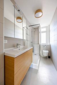 La salle de bains est pourvue d'un lavabo et de toilettes. dans l'établissement Les chambres du Graoully - Le 109 - Metz Gare - Parking inclus - NO S-model, à Metz