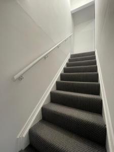 una scala in una casa con scala di Spacious 2 bedroom apartment a Liverpool