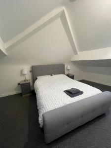 una camera da letto con un letto con copriletto bianco di Spacious 2 bedroom apartment a Liverpool