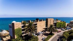 un edificio con un parcheggio vicino all'oceano di Radisson Blu Acqua Hotel & Spa Concon a Concón