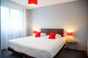 Un pat sau paturi într-o cameră la Comfort Aparthotel Besancon La City