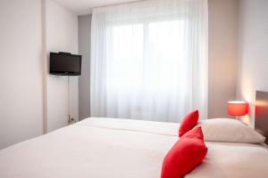 Un pat sau paturi într-o cameră la Comfort Aparthotel Besancon La City