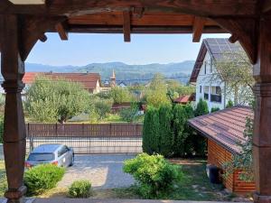 Aussicht von einem Haus mit einem Auto auf einem Parkplatz in der Unterkunft Casa Grad in Vişeu de Sus