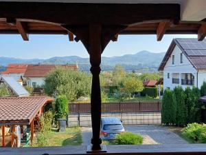 Aussicht von der Veranda eines Hauses mit geparktem Auto in der Unterkunft Casa Grad in Vişeu de Sus