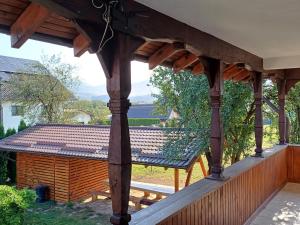 eine Holzveranda mit einem Pavillon und einem Haus in der Unterkunft Casa Grad in Vişeu de Sus