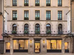 雷恩Balthazar Hôtel & Spa Rennes - MGallery Hotel Collection的建筑的外墙,有窗户