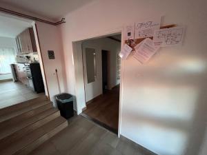 Cette chambre dispose d'une porte avec des papiers sur le mur. dans l'établissement Abigél Apartman, à Mórahalom