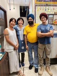 un grupo de personas posando para una foto en una cocina en Arora classic guest house, en Amritsar