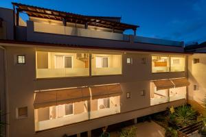 un edificio de apartamentos con luces encendidas por la noche en Villa Zoe on the beach, en Sarti