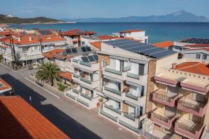 un grupo de casas con paneles solares en sus tejados en Villa Zoe on the beach, en Sarti