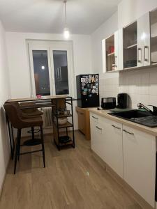 Kitchen o kitchenette sa City Appartement 4600