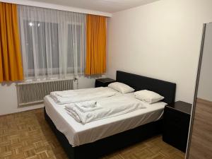 - une chambre avec un grand lit et un miroir dans l'établissement City Appartement 4600, à Wels