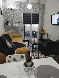 uma sala de estar com um sofá e uma mesa em MERLIN House em Vrnjačka Banja