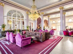 Гостиная зона в Le Grand Hotel de Cabourg - MGallery Hotel Collection