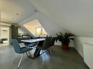 uma sala de jantar com mesa e cadeiras em Bagoly Apartman em Eger