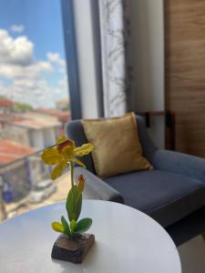 een gele bloem op een witte tafel bij Nativo Hotel in Iquitos