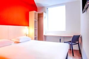 1 dormitorio con 1 cama, 1 silla y 1 ventana en ibis budget Cannes Centre Ville, en Cannes