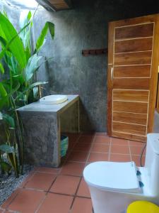 uma casa de banho com um WC e um lavatório em Meexok guesthouse em Nongkhiaw