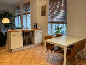 巴特洪堡Großes und helles Innenstadt Apartment - Ferienwohnung的厨房配有桌子和桌椅