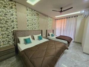 1 dormitorio con 2 camas y ventana en Zipcode Stay, en Agra