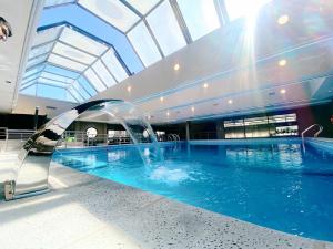 uma piscina com uma fonte num edifício em Libertador Hotel em Buenos Aires