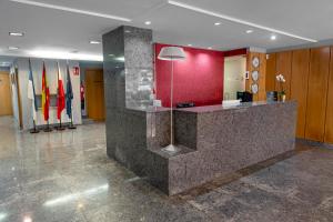 hol z recepcją w budynku w obiekcie Hotel Faranda Alisas Santander, Ascend Hotel Collection w mieście Santander