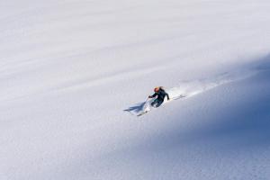 ツェルマットにあるSCHLOSS Zermatt - Active & CBD Spa Hotelの雪面滑り坂